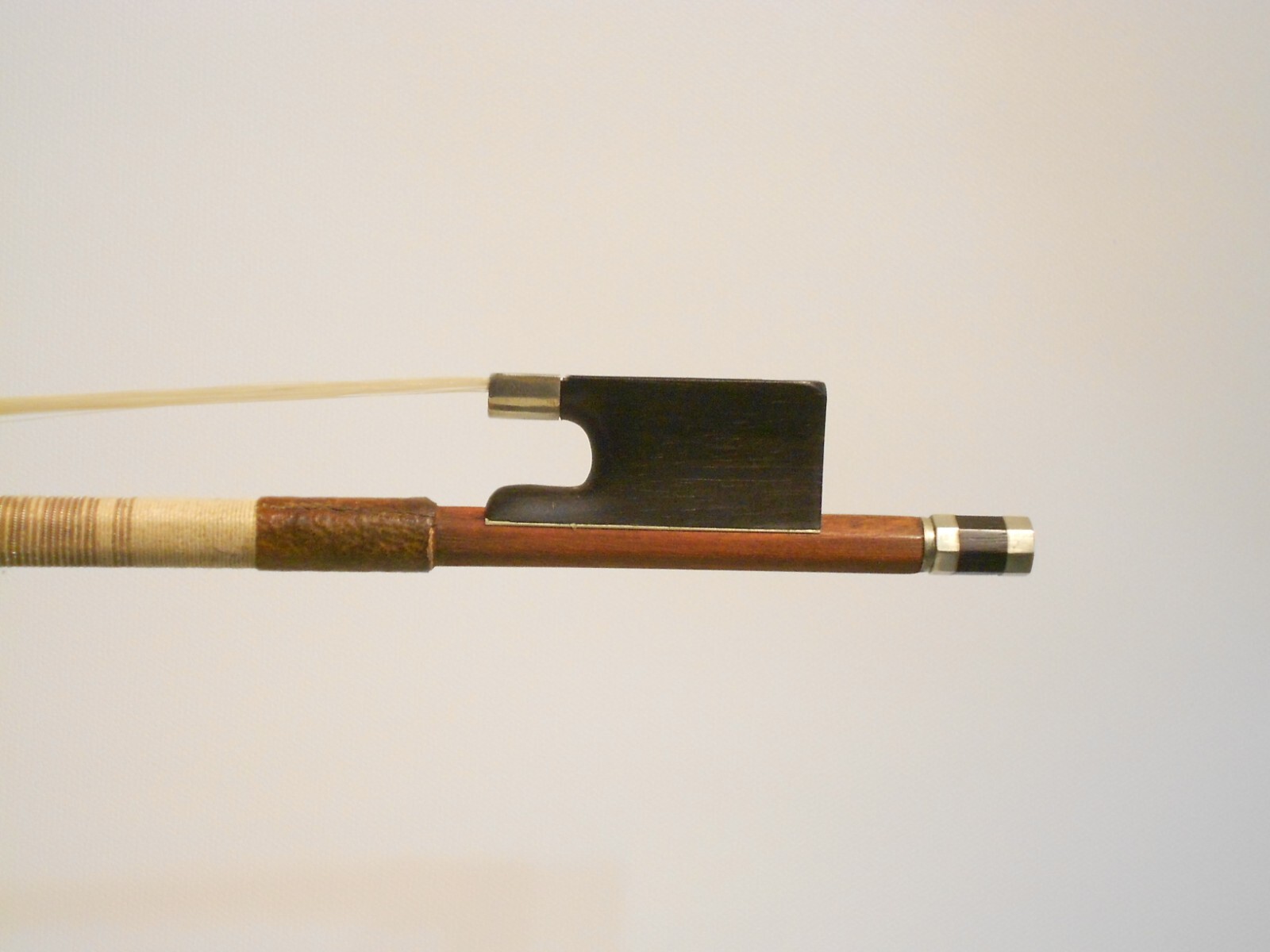 Classic violin bow H.R. Pfretzschner violin bow 4/4 country seal on