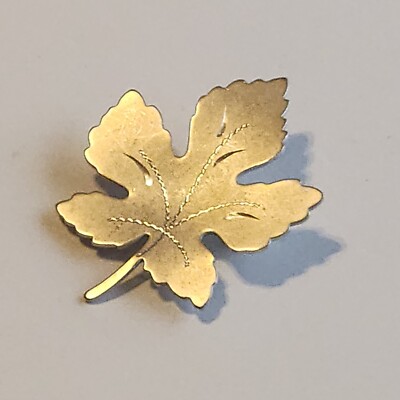 Fabulous Little Vintage Silver Tone Maple Leaf Brooch/Pin With Etching Details