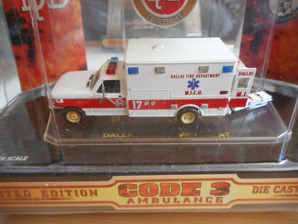 Code 3 1999 Ambulance Ford F-350 Dallas Fire Department en blanc au 1:64 en b... - Photo 3/3