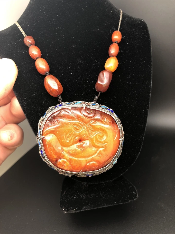 旧 18C 中国奶油糖果琥珀雕刻牌银珐琅吊坠项链 — 第 2/4 张图片