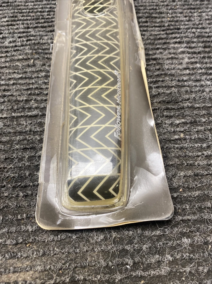 Fellowes Photo Gel Wrist Rest with Microban, 18 1/2 x 2 5/16 x 3/4, Gray/White F - Image 2 of 4