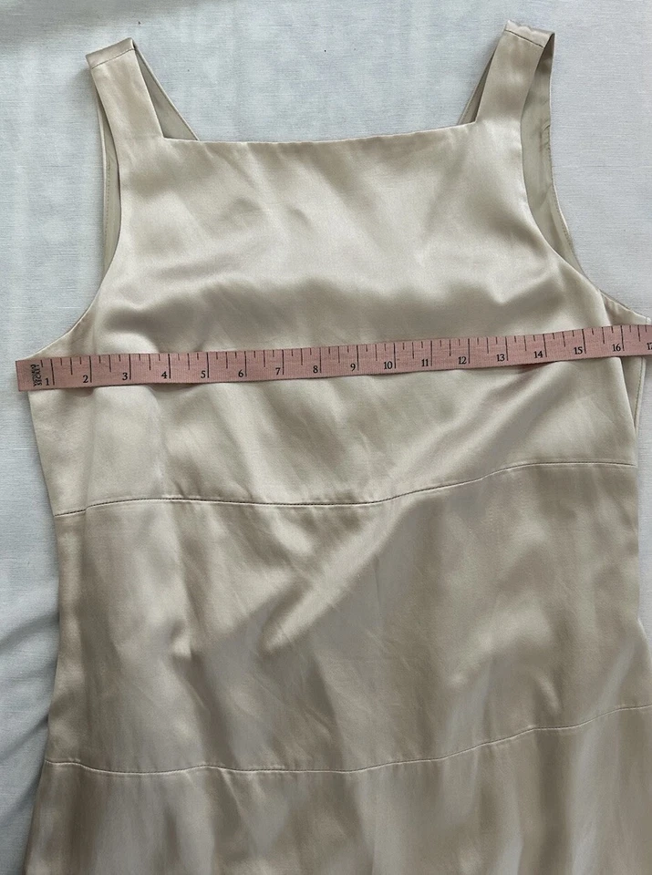 Vestido Champagne Masca Satén Hasta la Rodilla Cuello Cuadrado EXCELENTE ESTADO Talla 4/6 Foto 3 de 4