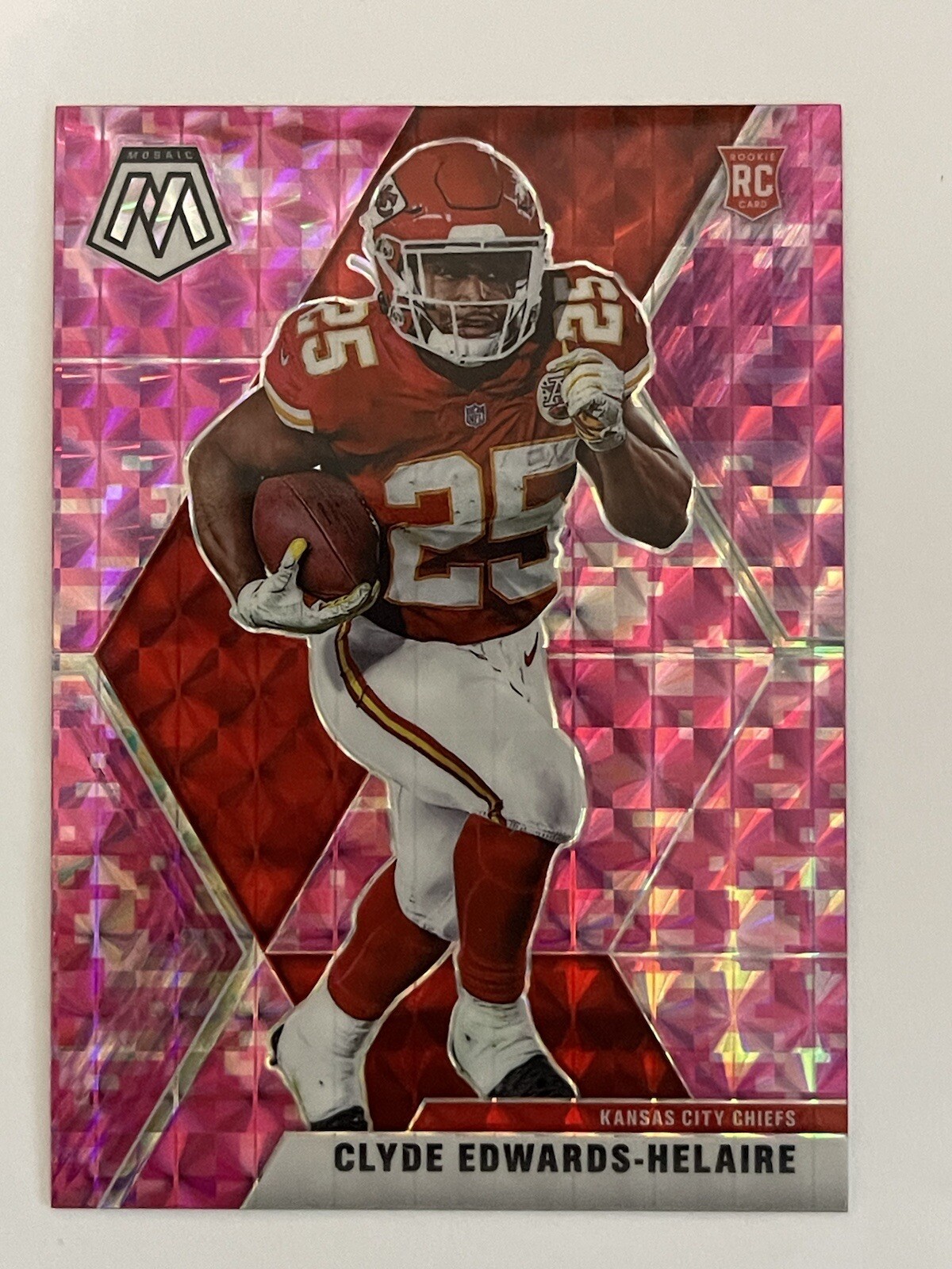 2020 Panini Mosaic Clyde Edwards Helaire RC Pink Camo Prizm #212