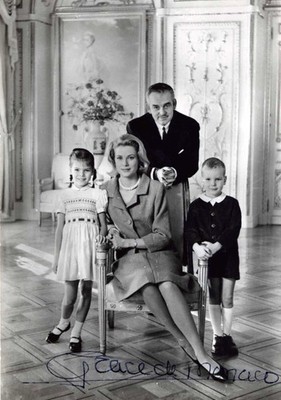 PRINCESS GRACE de MONACO - SIGNED Photo, Pictured w/Prince Rainier & Children