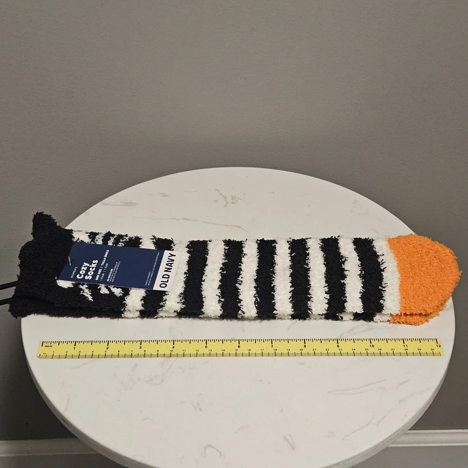 Calcetines acogedores Old Navy para mujer a rayas negras blancas con cara de gato talla única punta naranja Foto 3 de 4
