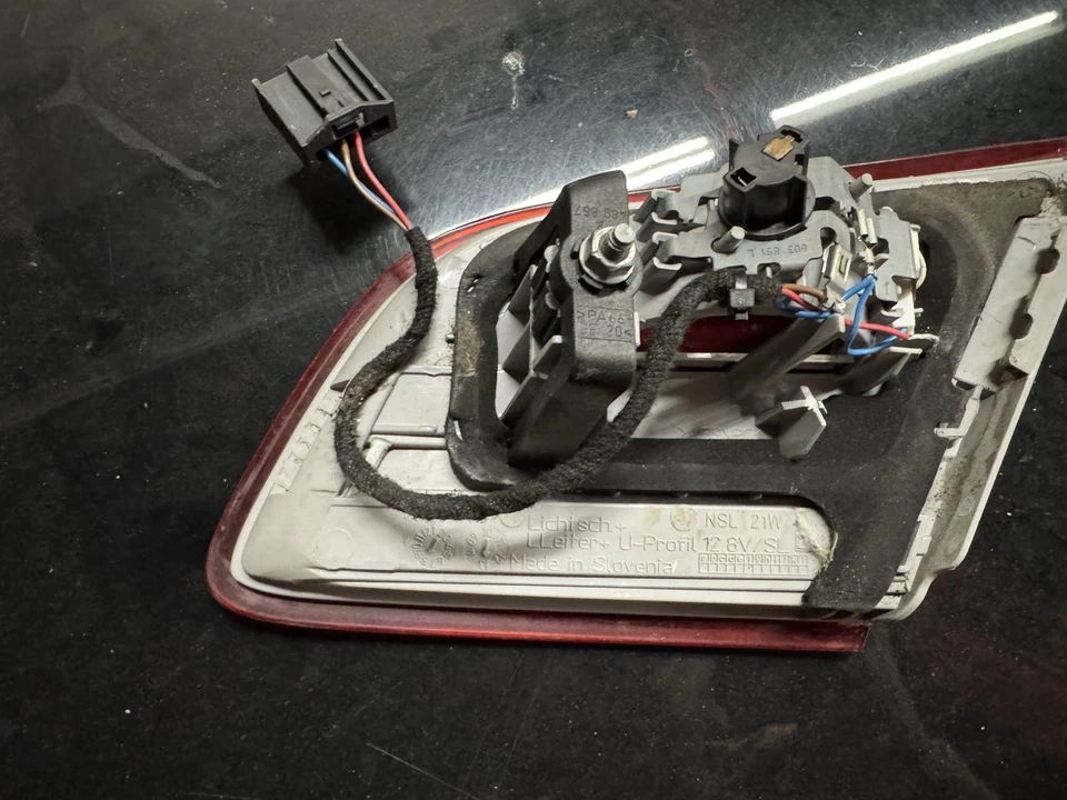 Luz trasera izquierda interior convertible BMW 328i 335i M3 2011-2013 63217252783 OEM usada Foto 4 de 4