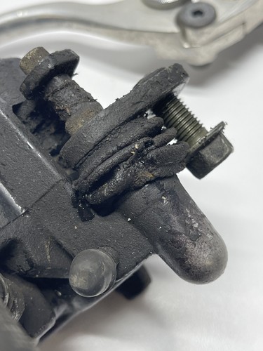 Front Brake Caliper Master Cylinder OEM 2000 Suzuki GS500E - Picture 9 of 11