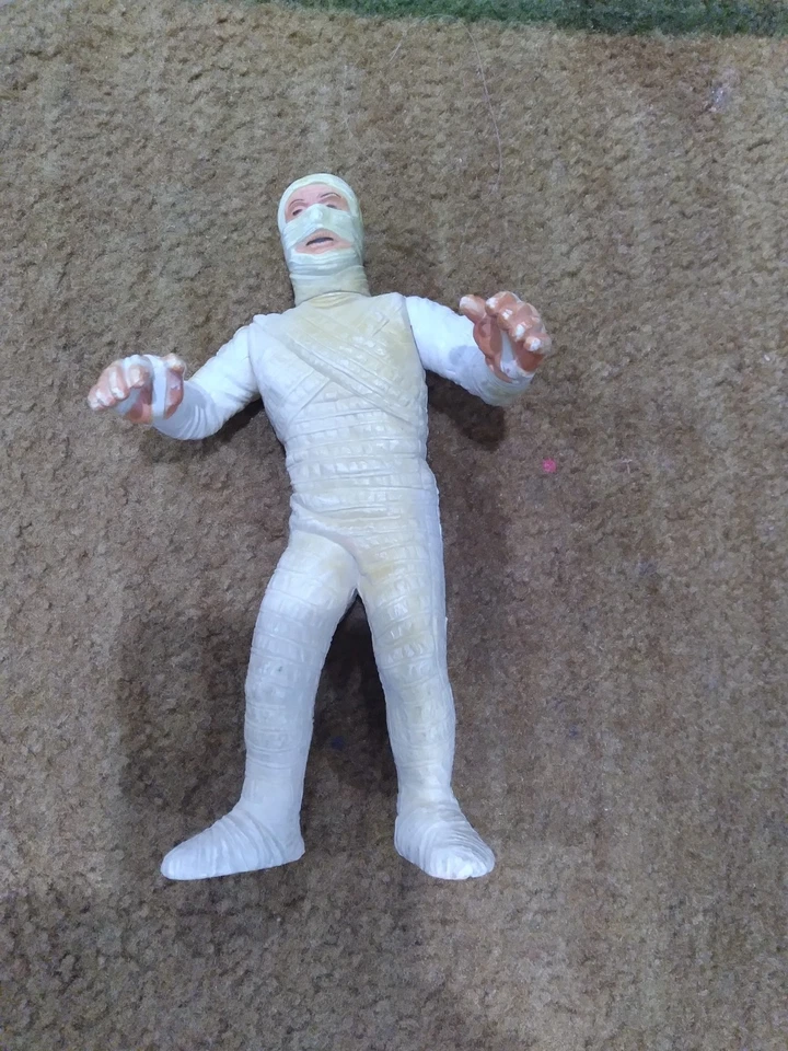 VINTAGE 1986 MUMMY WOLFMAN 8” PLASTIC FIGURES - Image 4 of 4