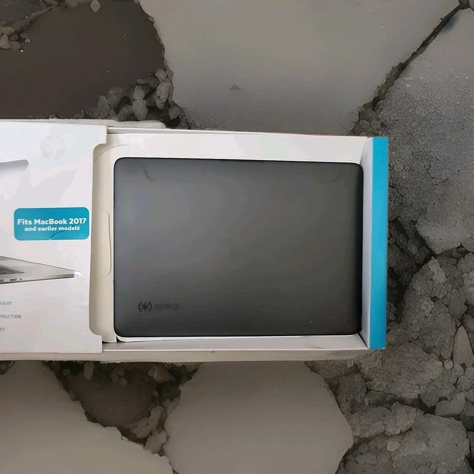 SPECK BLACK CASE FOR 12" APPLE MACBOOK - FITS MACBOOK 2017 AND OLDER open box - Image 2 of 3