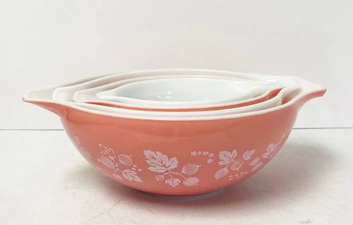 4 Pyrex Nesting Mixing Bowls Gooseberry & White Cinderella / Amish Butterprint