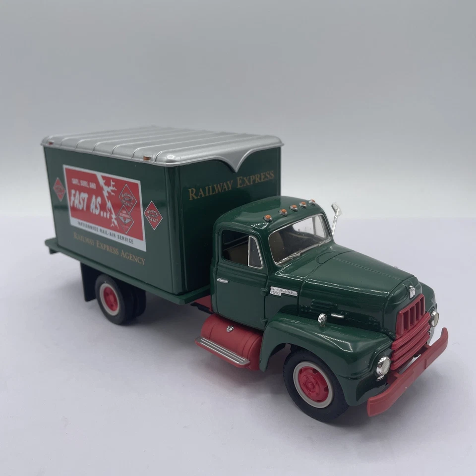First Gear 1957 International R-190 Dry Goods Van RAILWAY XPRESS AGENCY Open Box - Image 2 of 4