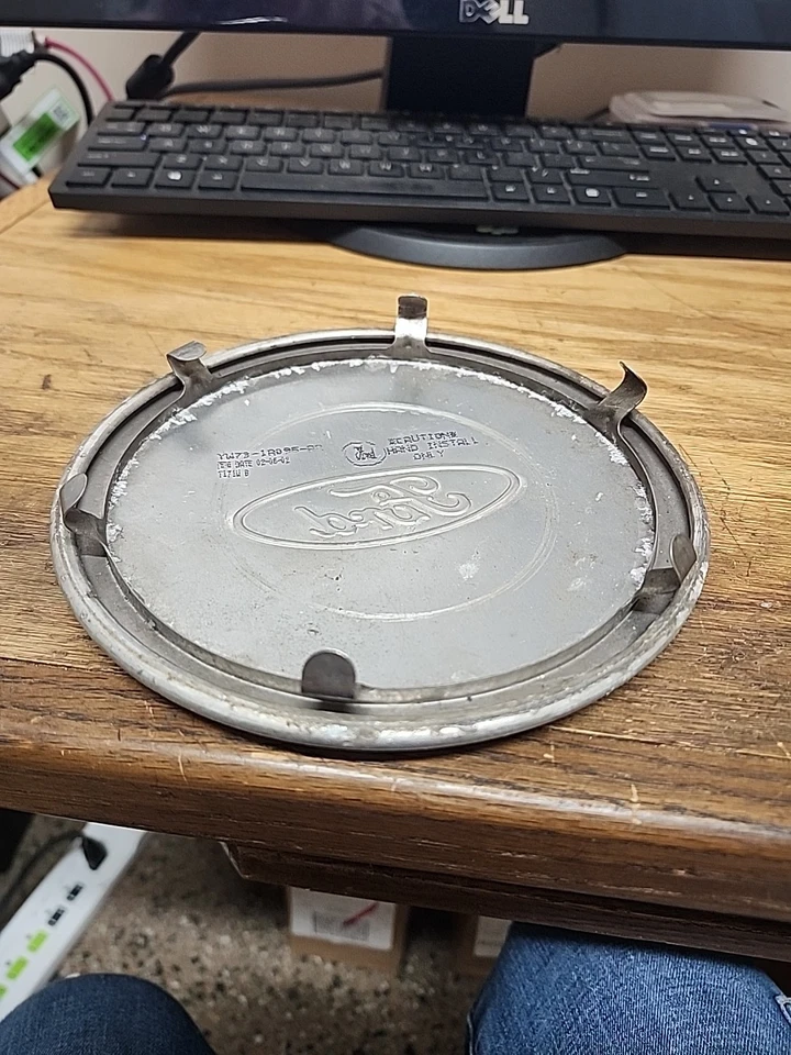 2000-2002 FORD CROWN VICTORIA 16 «окрашенный центральный колпак колеса YW73-1A096-AA - Изображение 4 из 4