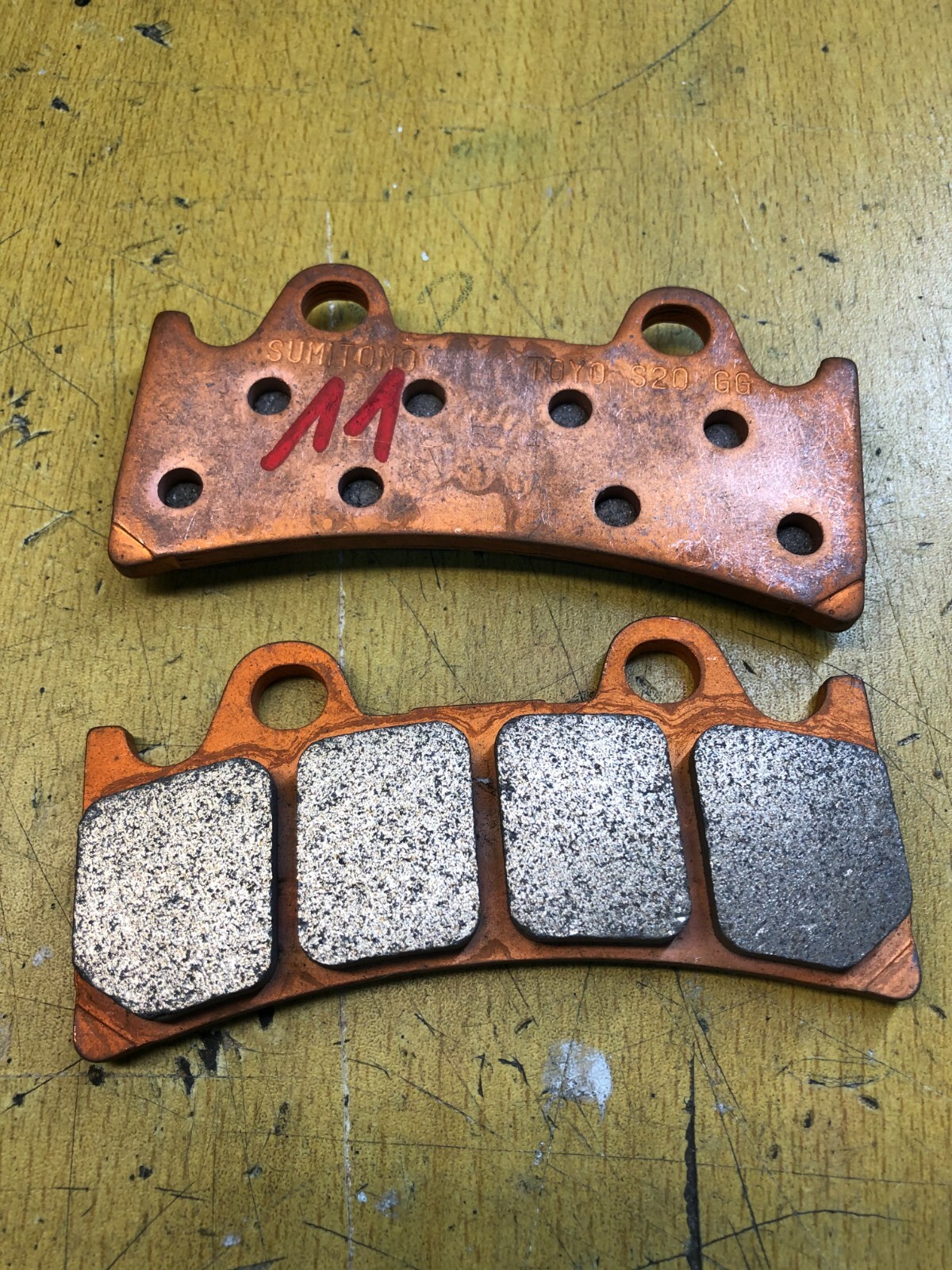 Plaquettes de frein d'origine Yamaha pour restauration YZF 750 R SP et FZR 1000 4FM