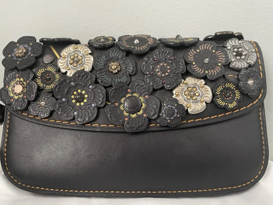 Muñequera sin asas floral Coach 1941 Tea Rose Dinky cuero negro/púrpura ~ flores Foto 2 de 4