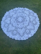 BEAUTIFUL VINTAGE TWO TONE ROUND FLORAL LACE DETAIL TABLECLOTH OLD TABLE CLOTH