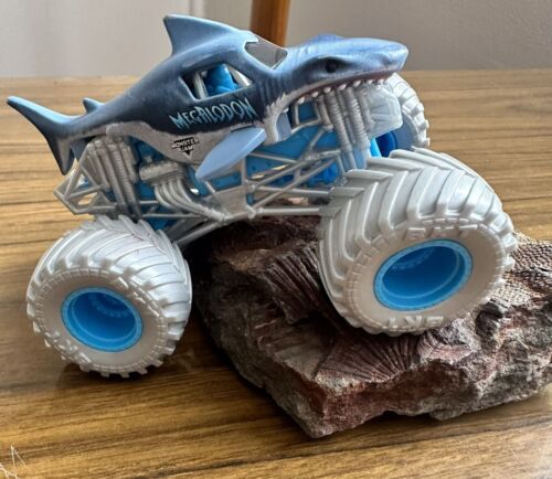 Hot Wheels Monster Jam MEGALODON 1:64 2020 - Picture 10 of 10