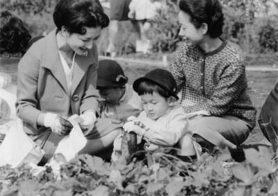 Prince Hiro aka Prince Naruhito Japan helps mother Crown Prince- 1964 Old Photo