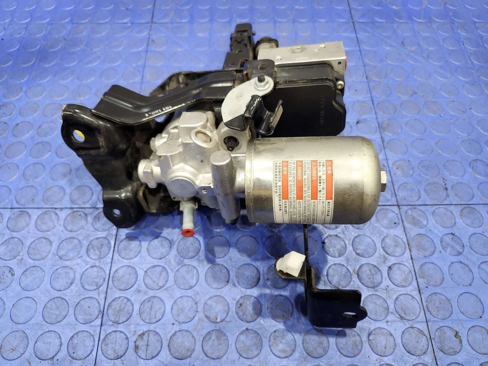 Bomba de refuerzo de freno ABS Toyota Prius 2016-2022 con conjunto de acumulador OEM Foto 3 de 4