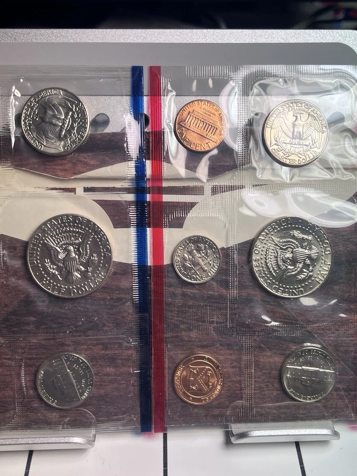 1985 P and D United States Mint Uncirculated coin set with OGP and COA. 10-Coins - Image 3 of 4