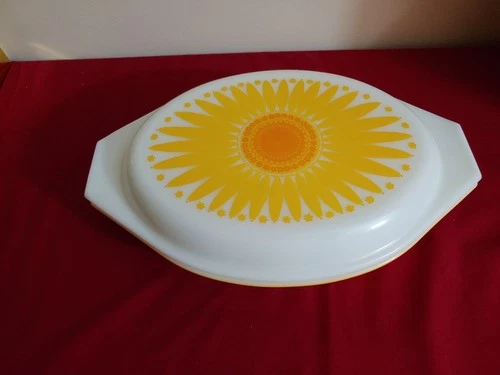 Vintage Pyrex Daisy / Sunflower 063 Divided Casserole Dish 1.5 Quart 945