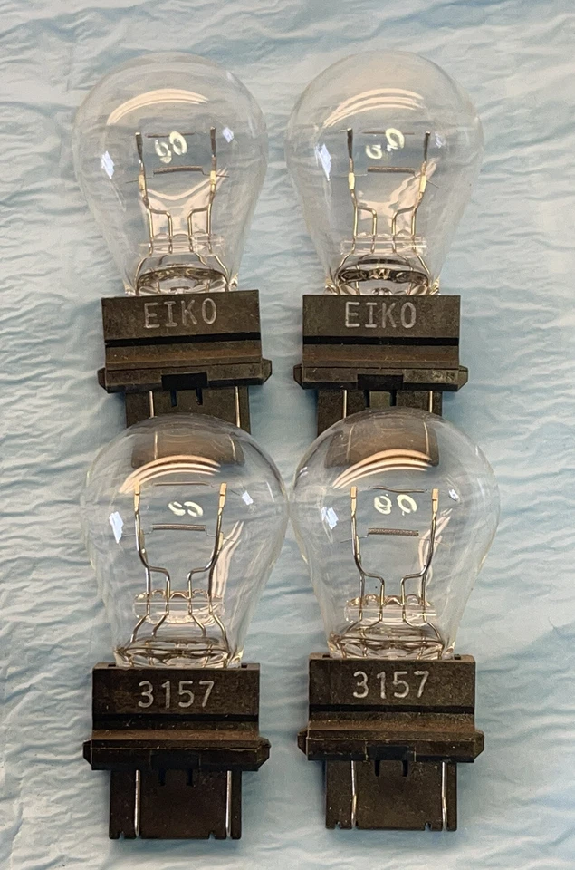 Bombillas traseras transparentes verdes certificadas EIKO 3157 CANTIDAD DE 4 BOMBILLAS (23M3) Foto 3 de 3