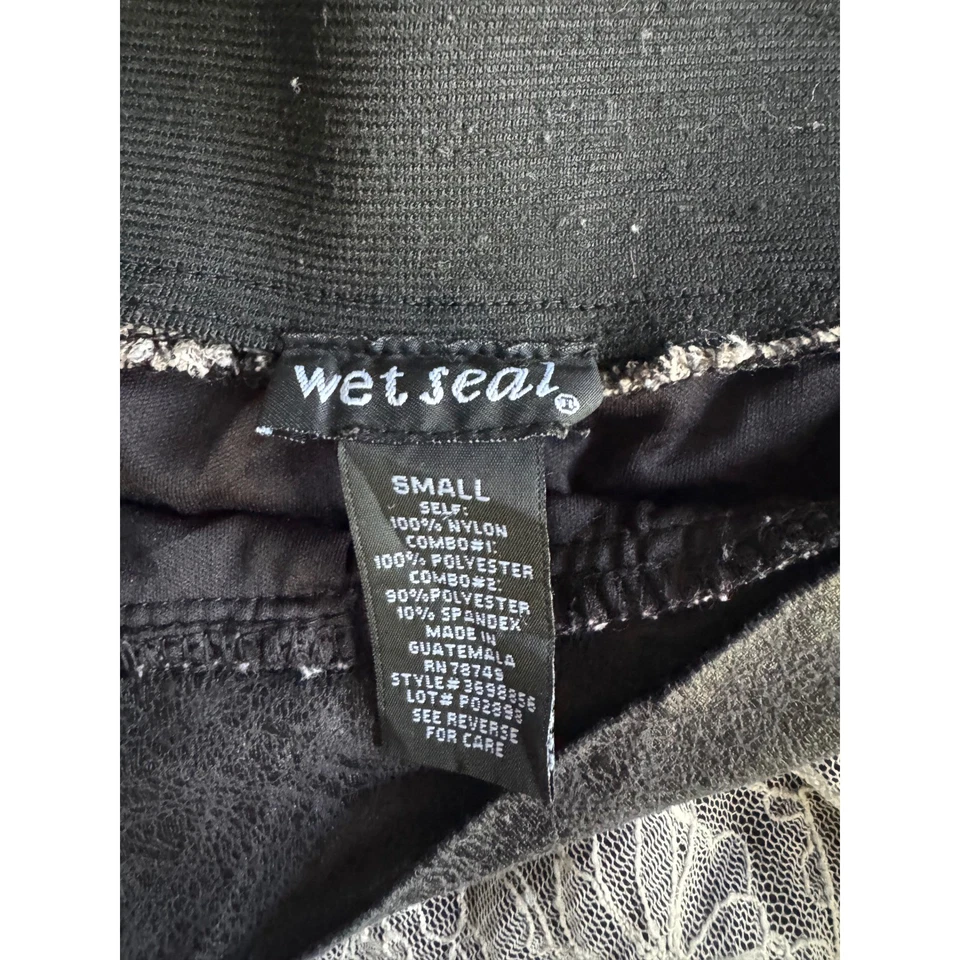 Falda Y2K Whimsigoth Coquette Encaje Capas Talla Pequeña Usada en Excelente Condición Difícil de Encontrar Foto 2 de 3