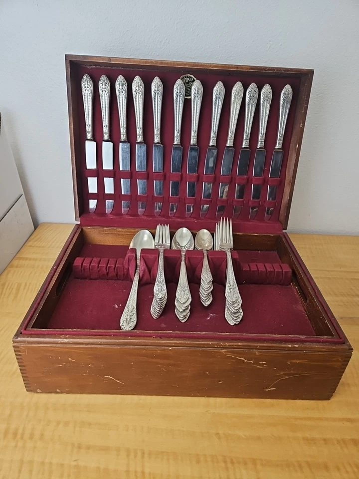 1847 ROGERS BROS. MARQUISE SILVERPLATE 56 piece SET plus box - Image 2 of 4