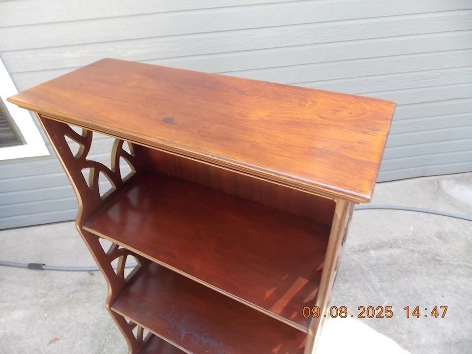 Bonita estantería vintage de caoba con lados calados 0 envío y devolución añadidos Foto 4 de 4