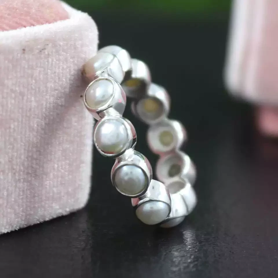 Delicado anillo redondo de perlas blancas de eternidad completa joyería de plata de ley 925 Foto 3 de 4