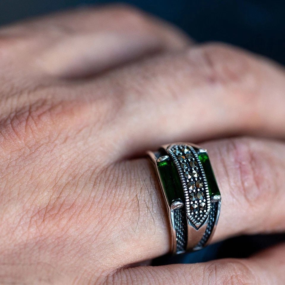 Мужское кольцо из стерлингового серебра 925 пробы с изумрудно-зеленым драгоценным камнем - Изображение 2 из 4