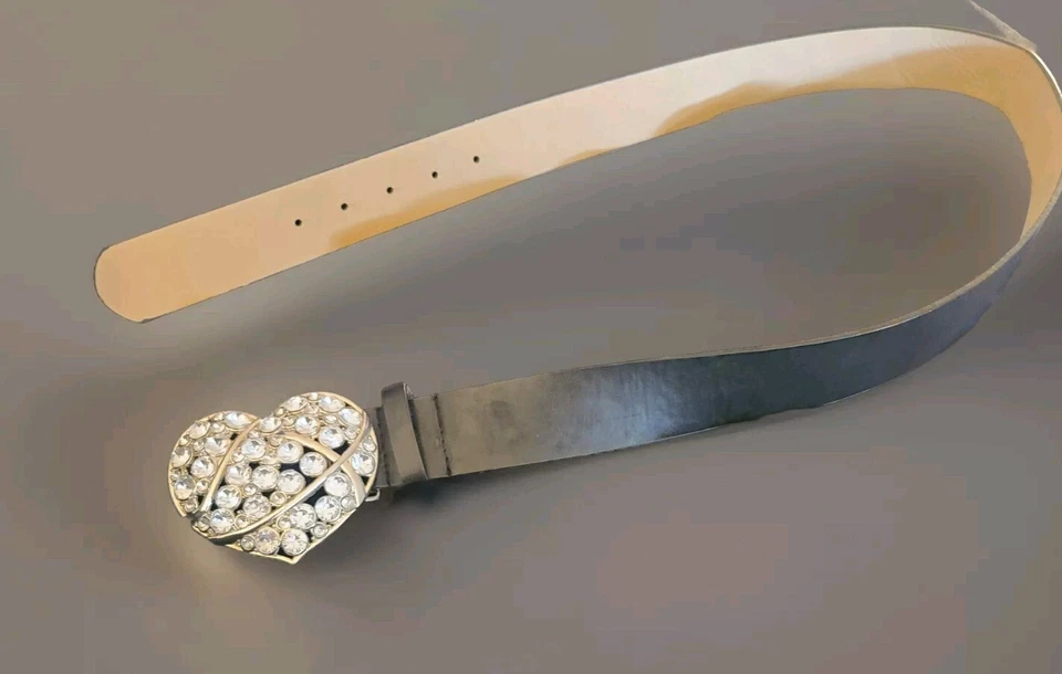 Cinturón de cuero sintético con hebilla de corazón brillante Foto 4 de 4