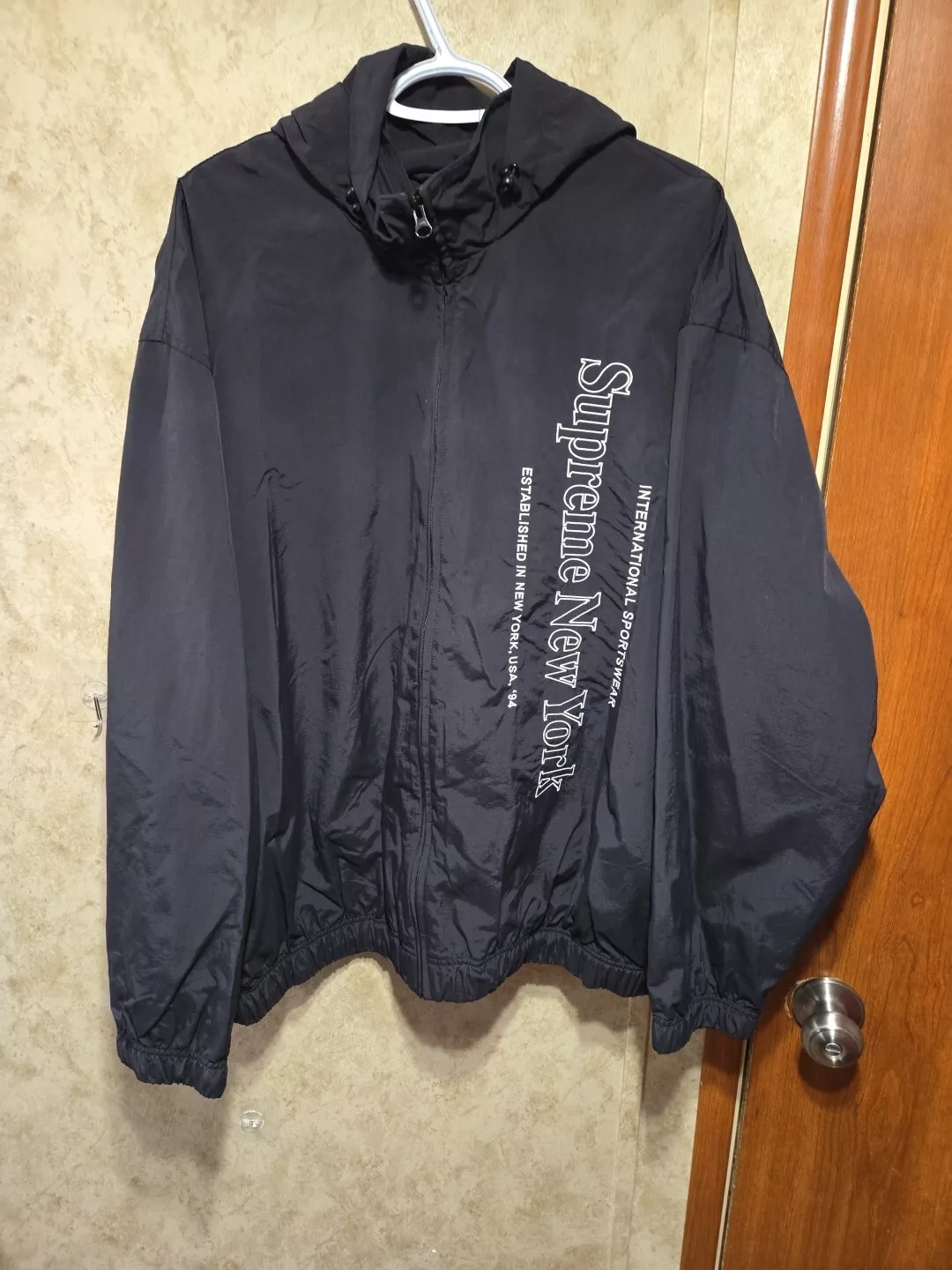 Veste de survêtement noire avec logo latéral suprême