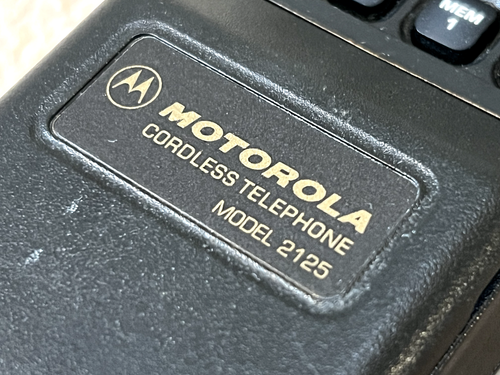 MOTOROLA TELEFON BEZPRZEWODOWY / TELEFON Z KLAPKĄ MODEL 2125 SERIA 2000 MADE IN USA - Zdjęcie 11 z 16