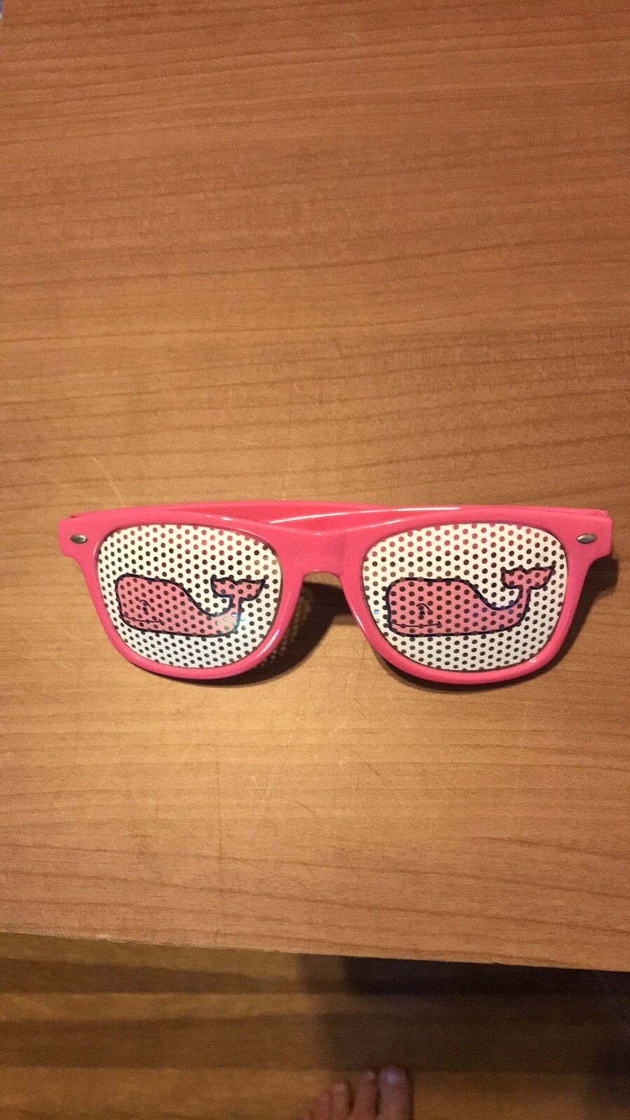 Купить Vineyard Vines Pink Whale Lens 