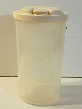 Rubbermaid 0038 Servin Saver 2 Qt Measuring Pitcher White Flip Top Lid #1 Vtg