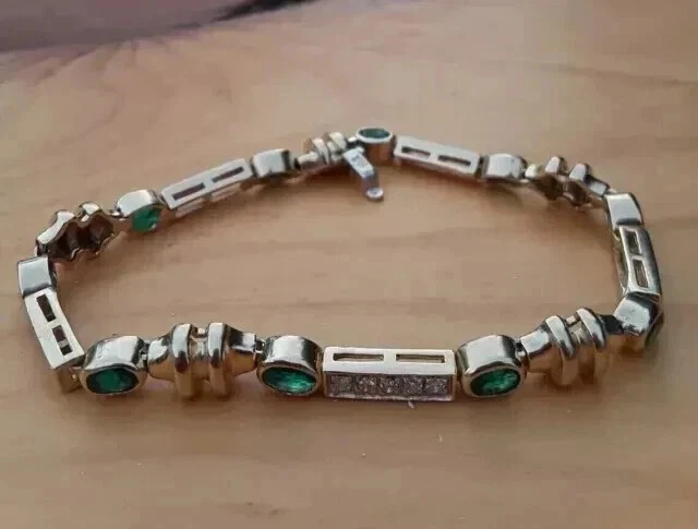 Brazalete de tenis para hombre de esmeralda de corte ovalado de 5 quilates con acabado en oro amarillo de 14 quilates Foto 2 de 3