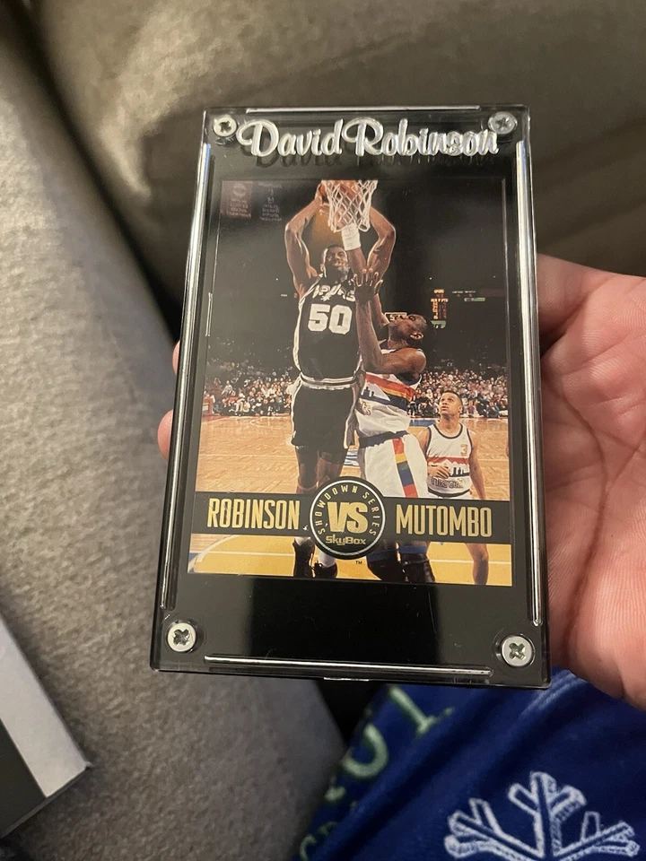 Robinson Vs. Mutombo, Spurs, Nuggets, 1993 Skybox Showdown Series, #SS6 Foto 3 de 4