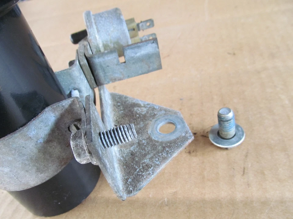 Soporte de bobina AMC Javelin V8 1971 - tipo emisiones California - buen estado usado Foto 3 de 4