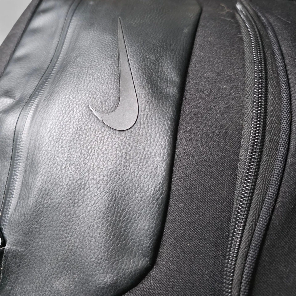 Bolsa de viaje con ruedas emitida por el equipo Nike Charlotte Hornets — lona negra con ruedas Foto 4 de 4