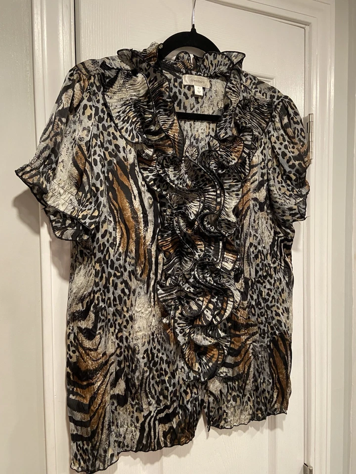 Dress Barn XL 码黑色豹纹虎纹荷叶边短袖衬衫 — 第 3/4 张图片