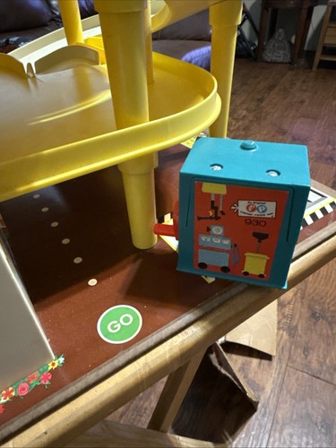 VtG 1970 Fisher Price Play Family Little People Action Garage #930 Cars & People - Picture 22 of 23