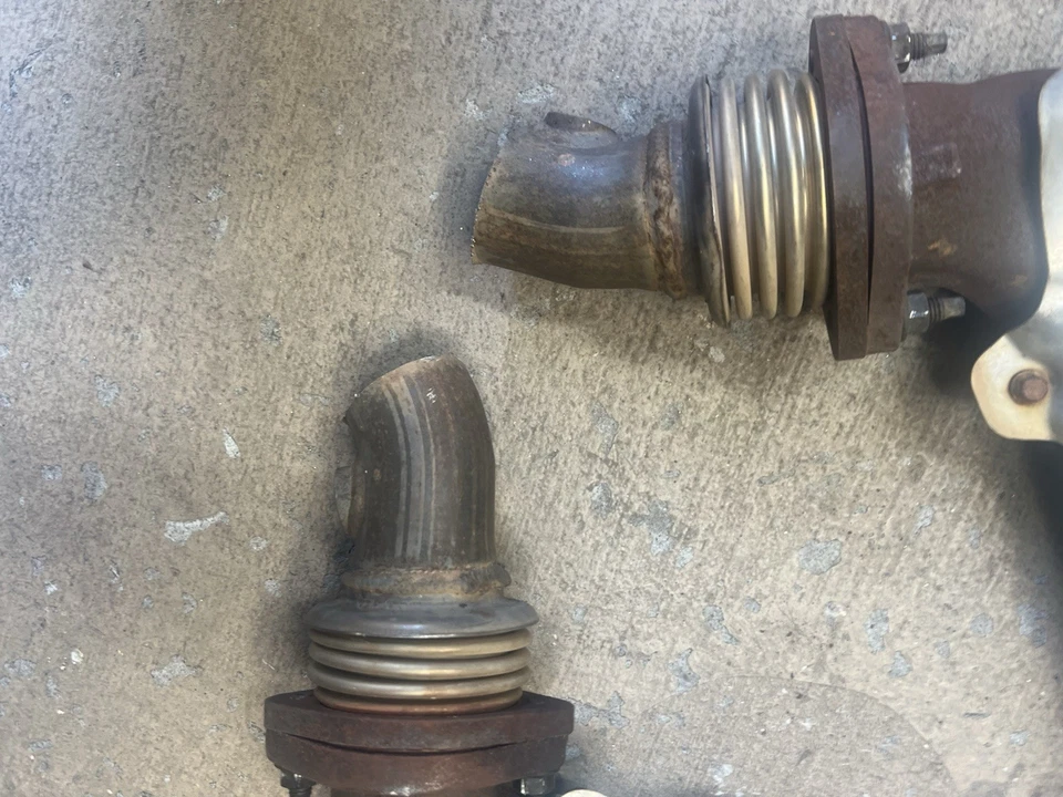 Colector de escape Pontiac G8 GT/Camaro SS 6,0 L 6,2 L L LS3 par OEM con bridas Foto 3 de 4