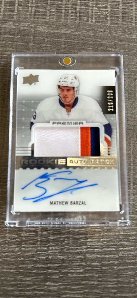 Parche autógrafo de novato Mathew Barzal Premier 2016-17 Upper Deck/299 Islanders Foto 3 de 3