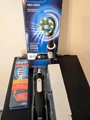 Oral-B Pro 1000 Rechargeable Toothbrush  + Extra 4 Bush Heads.