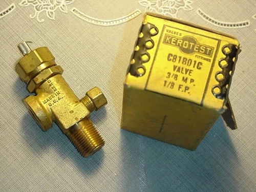 KeroTest C81B01C Valve 3/8 M.P. / 1/8 F.P. Refrigerant Brass Angle NEW 
