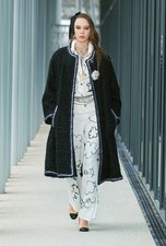 CHANEL 2021 M tiers d'Art Black Wool Cashmere Long Sweater Coat Size FR 34/US 2