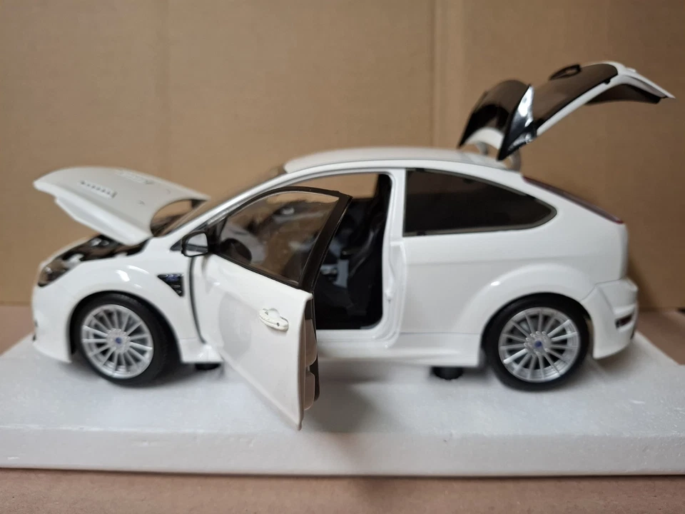 Ford Focus RS 2010 Minichamps escala 1:18 blanco nuevo nunca exhibido  Foto 2 de 4