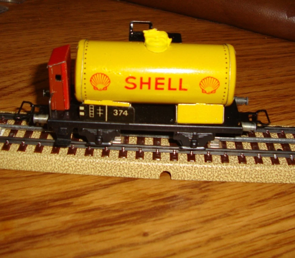 MARKLIN HO  374 .6   SHELL TANK CAR  1947  TINPLATE  BK 4.2 COUPLINGS  EXCELLENT - Image 3 of 4