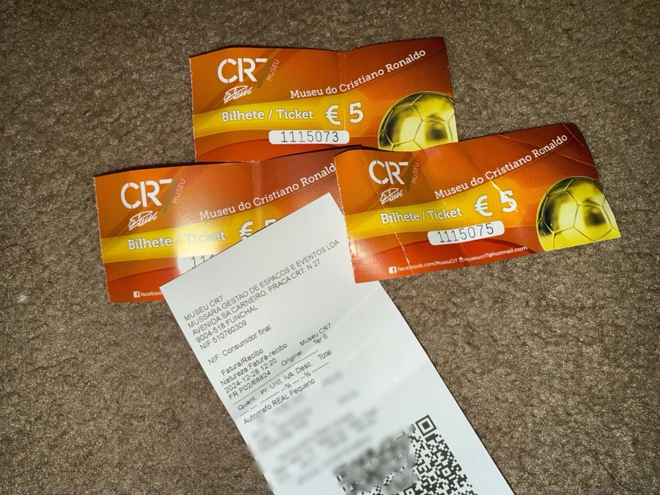 Foto 4x6 firmada a mano de Cristiano Ronaldo - ¡Directa del Museo CR7! Certificado de autenticidad  Foto 4 de 4