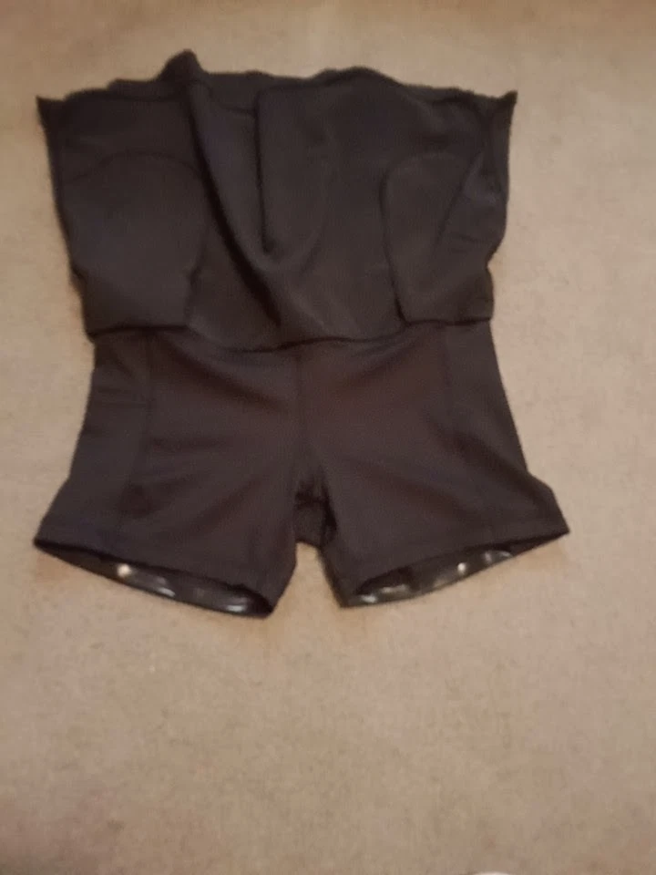 Falda de golf Puma negra para dama pequeña con pantalones cortos adjuntos. Bolsillos. Volante dobladillo. ¡NUEVO! Foto 3 de 4